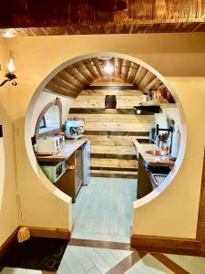a kitchen with an archway in the middle at Terra Experience in Shippagan