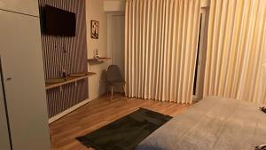 a room with a bed and a desk and a television at Apart-Hotelzimmer mit Bergblick in Bad Essen in Bad Essen