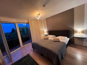 a bedroom with a large bed and a balcony at Apart-Hotelzimmer mit Bergblick in Bad Essen in Bad Essen +42 photos