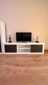 エンプリアブラバにあるApartamento cerca del marの白いエンターテイメントセンター(薄型テレビ付)