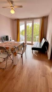 エンプリアブラバにあるApartamento cerca del marのテーブルとソファのあるリビングルーム