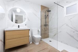 een badkamer met een douche, een toilet en een wastafel bij Costa Calma Rio 2 Barca Beach in Costa Calma