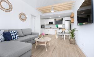 een woonkamer met een bank en een tafel bij Costa Calma Rio 2 Barca Beach in Costa Calma