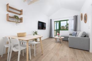 een woonkamer met een tafel en een bank bij Costa Calma Rio 2 Barca Beach in Costa Calma