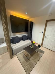 un soggiorno con un divano e un tavolo di Phuket Paradise Lux View Retreat a Ban Rangeng