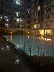 una piscina d'acqua di fronte a un edificio di notte di Phuket Paradise Lux View Retreat a Ban Rangeng