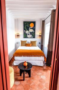 Un dormitorio con una cama y una mesa en una habitación. en Riad Librah Kasbah, médina Place JAMEAA LEFNA, en Marrakech