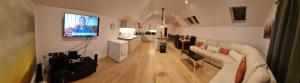un soggiorno con TV a schermo piatto a parete di Newquay Beach Ocean Heights Villa a Newquay