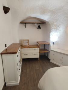 a room with a bed and a desk and a bed gmaxwell gmaxwell gmaxwell at Cueva la estrella in Chinchilla de Monte Aragón