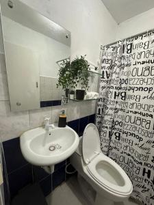Ένα μπάνιο στο apartamentos y villas samantha
