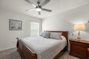 Un dormitorio con una cama con ventilador de techo. en Villages 3BR Patio With Golfcart By Eastport Square and Water Edges Recreation, en Sumterville 33 fotos más
