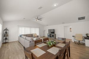 una sala de estar con una mesa y un sofá en Villages 3BR Patio With Golfcart By Eastport Square and Water Edges Recreation, en Sumterville