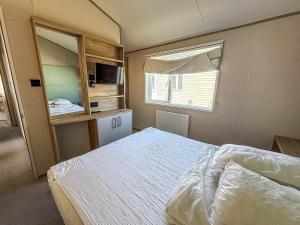 DovercourtにあるBrisbane Lodgeのベッドルーム1室(ベッド1台、窓、鏡付)