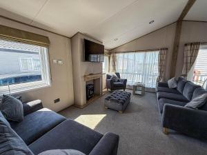 DovercourtにあるBrisbane Lodgeのリビングルーム(青いソファ、テレビ付)