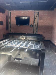 Una televisión o centro de entretenimiento en Departamento luxury y privado Equipetrol