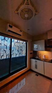 ラーワルピンディーにあるCity View 1BHKのキッチン(大きな窓付) +1枚の写真