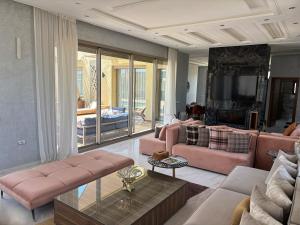 Χώρος καθιστικού στο Secluded 4 Bedroom Villa, Onsite Security