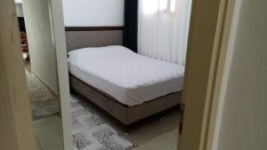 a small bedroom with a small bed in a room at Plaja 10 dk , Bahçeli, Huzurlu Tatil Evi in Datca
