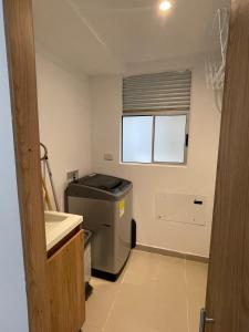 a laundry room with a washer and a window at Apartamento Sur de Cali in Cali +1 photo