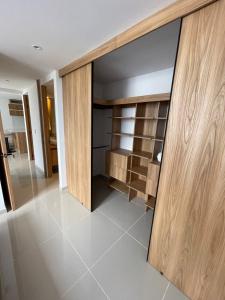 a room with a closet with wooden shelves at Apartamento Sur de Cali in Cali