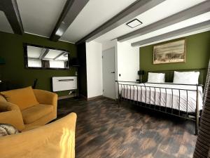 a bedroom with a crib and a couch in a room at Central Guest Rooms in Amsterdam