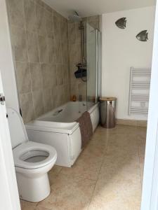 Et badeværelse på Beautiful Barn Conversion Wyboston + 14 billeder