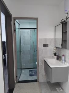 Ένα μπάνιο στο Asali Haven