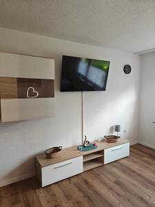 Haus 2 Etagen Garten 1 Badezimmer,1 Gäste Wc 200 Qm 5 Betten Gehoben mit Garten في كرويتستال: غرفة معيشة مع تلفزيون بشاشة مسطحة على الحائط +63 صورة