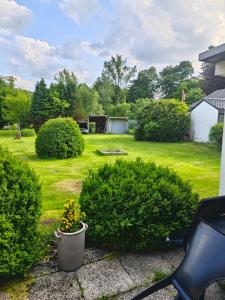 Haus 2 Etagen Garten 1 Badezimmer,1 Gäste Wc 200 Qm 5 Betten Gehoben mit Garten في كرويتستال: ساحة بها شجيرات و حديقة بها منزل