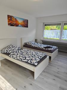 Haus 2 Etagen Garten 1 Badezimmer,1 Gäste Wc 200 Qm 5 Betten Gehoben mit Garten في كرويتستال: سريرين في غرفة مع لوحة على الحائط