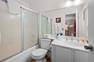 Ένα μπάνιο στο Lakeside Retreat Condo - Walk to Lake, Fireplace, Deck, Swimming Pool