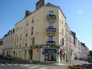 un grand bâtiment au coin d'une rue dans l'établissement Hotel Iena, à Angers