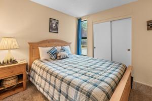 Ένα ή περισσότερα κρεβάτια σε δωμάτιο στο Lakeside Retreat Condo - Walk to Lake, Fireplace, Deck, Swimming Pool