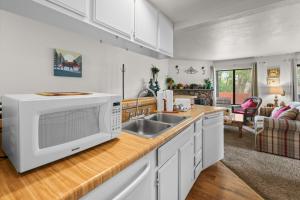 Η κουζίνα ή μικρή κουζίνα στο Lakeside Retreat Condo - Walk to Lake, Fireplace, Deck, Swimming Pool