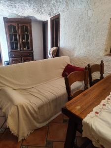 una sala de estar con un sofá y una mesa en Cueva del castillo de Chinchilla, en Chinchilla de Montearagón 2 fotos más