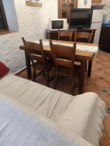 1 dormitorio con mesa, sillas y escritorio en Cueva del castillo de Chinchilla, en Chinchilla de Montearagón