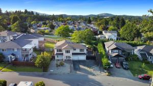 een luchtzicht op een woonwijk met huizen bij Knockan Hill Rentals - Ground Floor Suite in Victoria