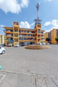 un edificio amarillo con una torre encima en KiKha Nest, en Syokimau