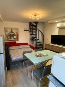 a living room with a couch and a table and a bed at Little Lake Escape in Olgiasca