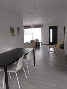 Posezení v ubytování Chambre avec salle de bain et WC privés + 5 fotografií