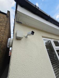イルフォードにあるLondon Luxury 3 bedroom flat, free parking, garden, sleeps x10, Close to Tubeの建物の側面にあるトイレットペーパーのロール