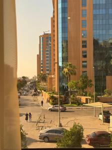 uma rua da cidade com carros estacionados num parque de estacionamento em Family Sparkling 2BR Facing CityStar em Cairo