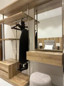 1 dormitorio con espejo, silla y cama en W Hotel Apartment, en Taif