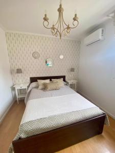Un dormitorio con una cama y una lámpara de araña. en El apartamento de Andrea, en Tordesillas 37 fotos más