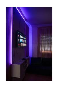 Μια τηλεόραση ή/και κέντρο ψυχαγωγίας στο Luxury Apartment with Moroccan Elegance in Branes