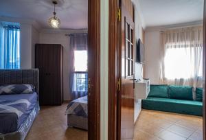 Χώρος καθιστικού στο Luxury Apartment with Moroccan Elegance in Branes