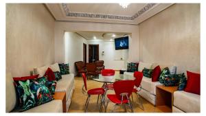 Χώρος καθιστικού στο Luxury Apartment with Moroccan Elegance in Branes