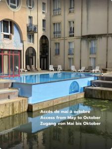 Πισίνα στο ή κοντά στο Suite Prestige Romantique "Comme à Venise" avec terrasse sur la Moselle en plein centre historique du quartier des îles de Metz - parking inclus - CHANGEMENT DE GESTIONNAIRE