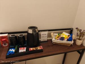 a table with a coffee maker and a basket on it at اتزان in Quai +59 photos
