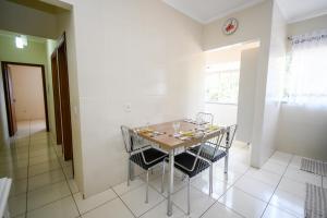 a dining room with a table and chairs at Casa Serra Negra Área Verde in Serra Negra +15 photos